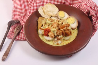 Bir tabak lontong opor.