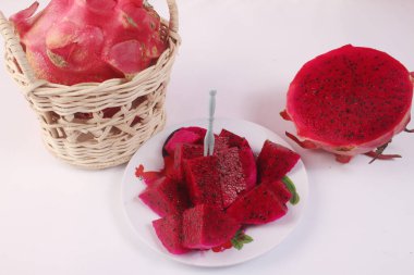 Beyaz arka planda sepette taze karpuz.