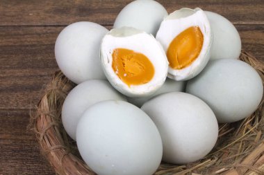 Masada haşlanmış tuzlu yumurta.