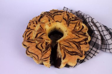 Kremalı ve fındıklı çikolatalı pasta.