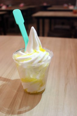 Kremalı ve kremalı tatlı.