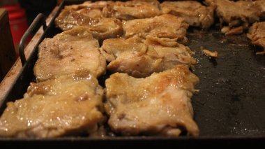 Soslu kızarmış tavuk kanadı.