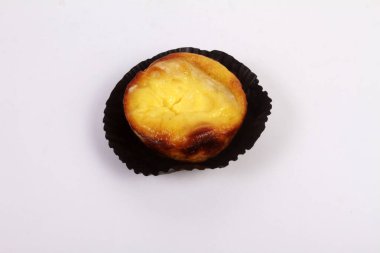 beyaz zemin üzerine çikolata tart