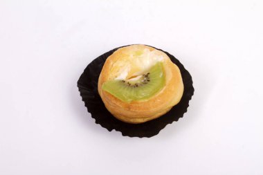 Beyaz arkaplanda kivi turtası