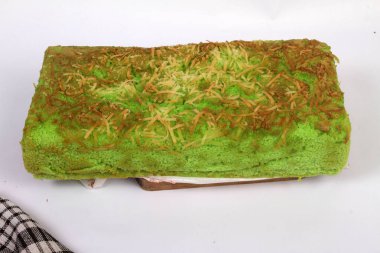 Beyaz arka planda rendelenmiş peynirli yeşil ekmek