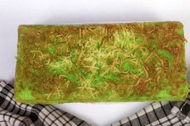 Beyaz arka planda rendelenmiş peynirli yeşil ekmek