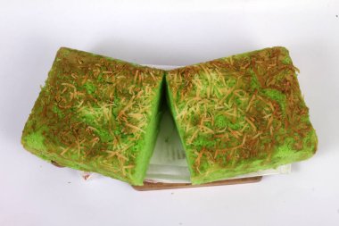 Beyaz arka planda rendelenmiş peynirli yeşil ekmek