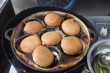 Fırındaki tavada yemek pişirmek.