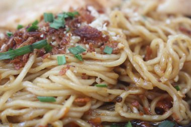 Tavuk ve sebzeli spagetti.