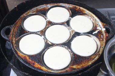 Tavada yumurta pişirmek.