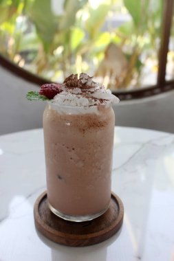 Çikolatalı dondurma ve bir bardak çikolata.