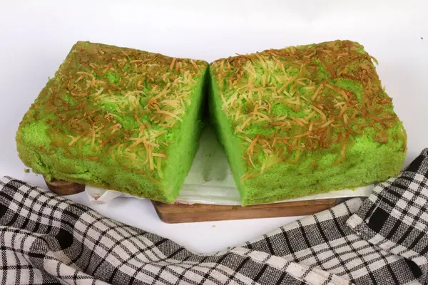 Beyaz arka planda rendelenmiş peynirli yeşil ekmek