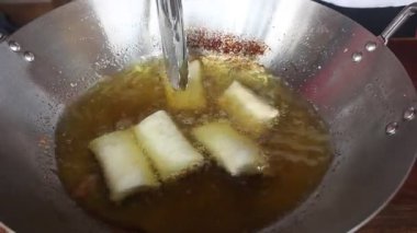 Kızgın yağda kızartma çözeltisi.