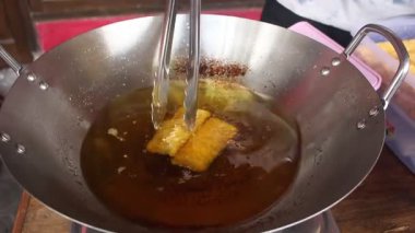 Sıcak tavada lumpia pişirmek