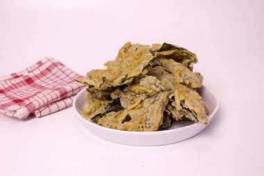 Beyaz arkaplanda ıspanak krakerleri