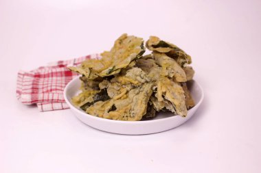 Beyaz arkaplanda ıspanak krakerleri