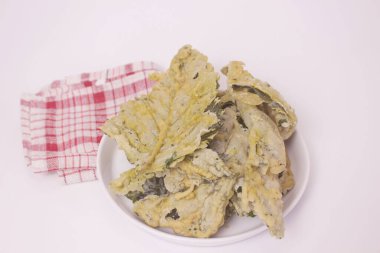 Beyaz arkaplanda ıspanak krakerleri