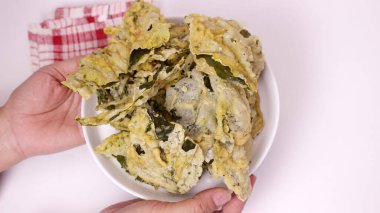 Beyaz arkaplanda ıspanak krakerleri