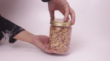 Kavanozda fındık tutuyor