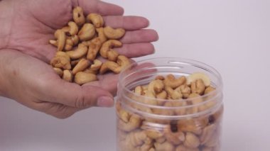 Kavanozda fındık tutuyor