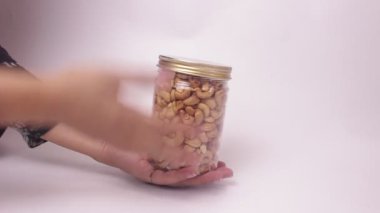 Kavanozda fındık tutuyor