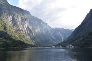 Nefes kesici doğal güzellik: Orman, dağlar, göl ve huzur, insan yok. Norveç.