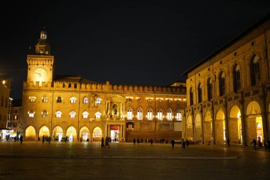 Bolonya 'nın atan kalbi, Piazza Maggiore, tarihi bir cazibeyle bizi çağırıyor. Basilica di San Petronio, canlı kafelere ve Neptün Çeşmesine başkanlık eder. Geçmişin ve bugünün canlı bir birleşimi bu ikonik karede ortaya çıkar..