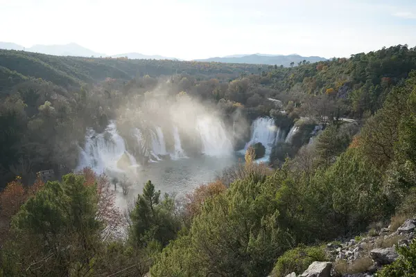 Ormanda şelale. Kravica düştü..