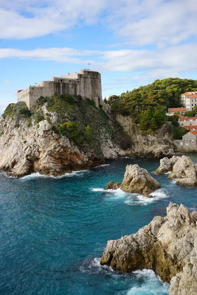 Hırvatların Dubrovnik adasındaki eski şatonun manzarası