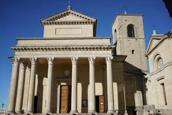 San Marino 'daki Saint Marinus Bazilikası. Güzel kilise mavi gökyüzüne karşı.