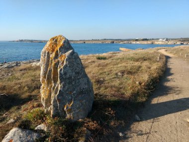 Brittany 'de bir patikada duran bir taş. Yüksek kalite fotoğraf