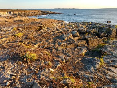 Ploemeur sahilinde, Morbihan, gün batımında. Yüksek kalite fotoğraf