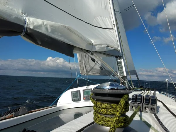 ボートの中で 海の中を航海 高品質の写真 — ストック写真