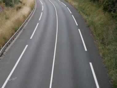 Lorient, Brittany 'deki boş asfalt yolu