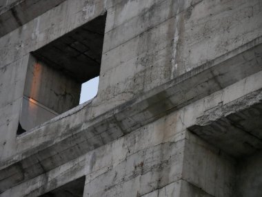 Lorient 'teki çatalı olan eski beton bina.