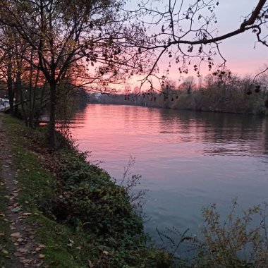 Rueil 'de kışın gün batımı nehri üzerinde.