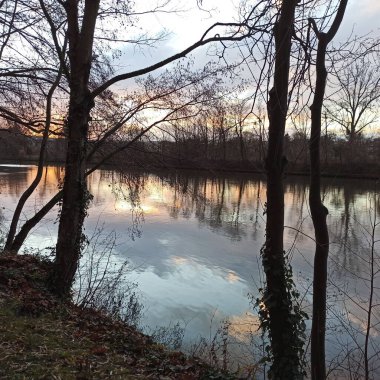 Rueil Malmaison 'daki Seine Nehri' ne yansıyan güzel ışık.