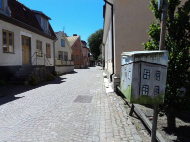 Gotland 'da ziyaret, posta kutusu boyalı.