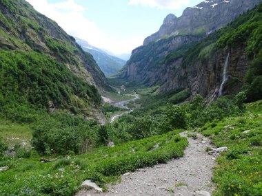 Yolun sonunda Fer Sirki 'nde bir Cheval, Fransız Alpleri.