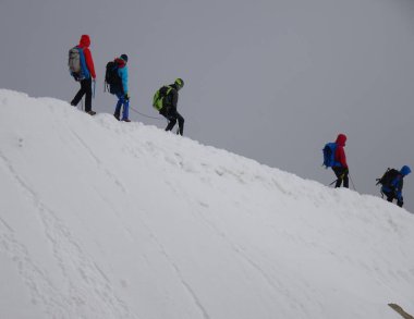 Chamonix, Fransa, Haziran 2022: Aiguille du Midi 'deki dağcılar, Chamonix, Fransa