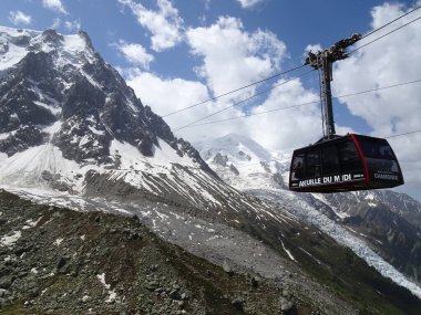 Chamonix, Fransa, Haziran 2022: Chamonix 'deki Aiguille du Midi' ye giden teleferik