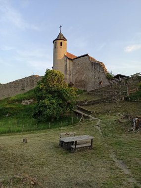 Allinges Kalesi, Haute Savoie 'de, gün batımında.