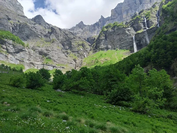 Впечатляющие Скалы Водопады Cirque Fer Cheval Haute Savoie France — стоковое фото