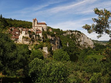 Fransa, Occitanie 'deki Aziz Cirq Lapopie' nin büyüleyici köyü.