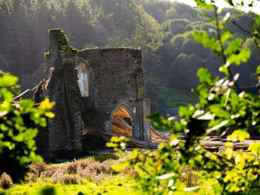 Brittany 'deki Bon Repos Manastırının kalıntıları.
