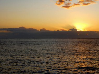 Reunion Adası 'ndaki Hint Okyanusu' nun üzerinde gün batımı