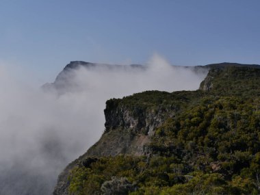 Dağ sırtında, Grand Benare, Buluşma Adası 'na