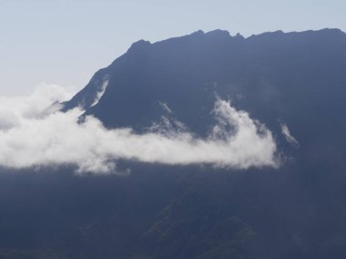 Piton des neiges volkan zirvesinde bir bulut, yeniden birleşme