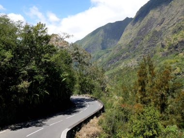 Cilaos Cirque, Reunion Adası, Fransa 'ya giden dağ yolunda dikkatli sürüyorum.