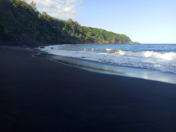 Пляж с черным песком в Феендо, Сент-Джозеф, Реюньон, Франция